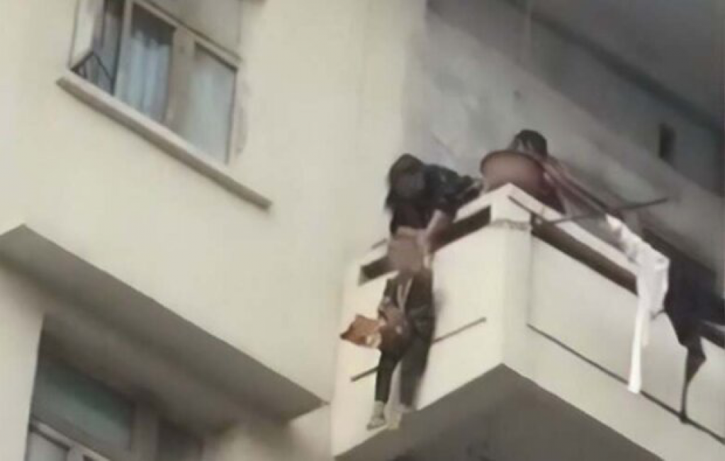 Бабушка ради кота пожертвовала внуком. Шокирующее ВИДЕО