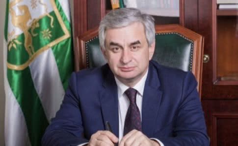 «Президент» Абхазии ушел в отставку после визита Суркова
