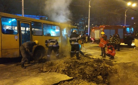 В Киеве прорвало теплотрассу: Ocean Plaza в кипятке, под асфальт провалилась маршрутка с людьми. ФОТО, ВИДЕО