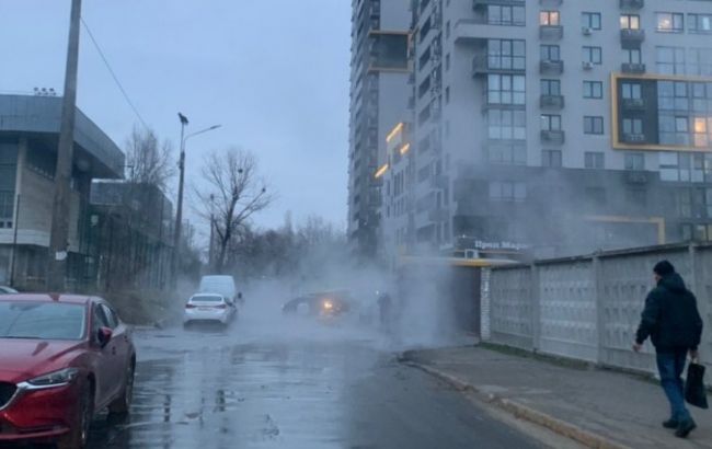 Киевлян опять ошпарило кипятком: еще один прорыв теплосети произошел в столице