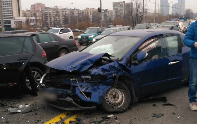В Киеве водитель легковушки устроил массовое ДТП