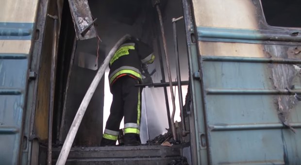 Украинцы оказались в огненной ловушке: поезд "Укрзализныци" загорелся на ходу. ВИДЕО