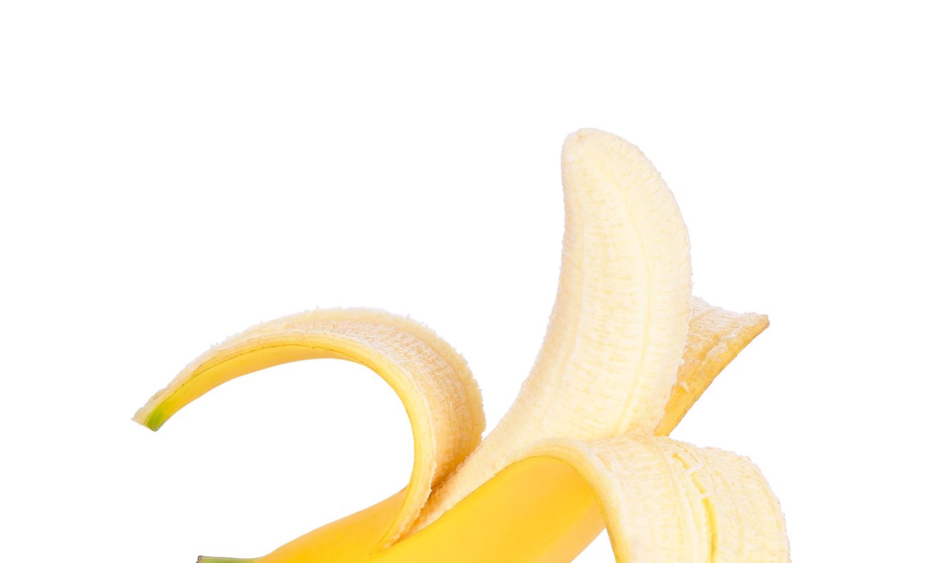 Оказывается, почти все люди едят бананы неправильно: как надо