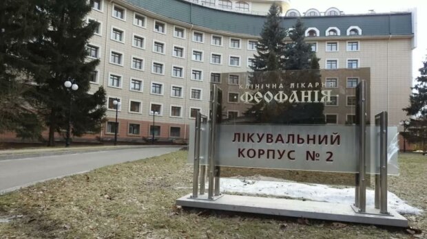 Пенсии украинцам урезают и предлагают лечиться вместе с депутатами