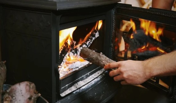 Как быстро растопить дачную печь, если нет сухих дров