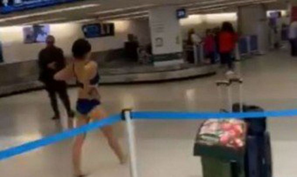 Женщина стала звездой Сети, устроив стриптиз в аэропорту. ВИДЕО