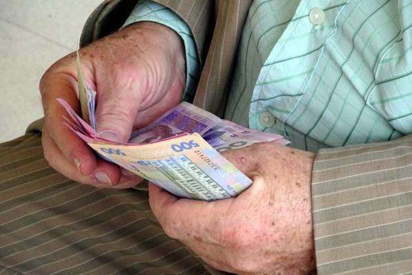 Украинцев предупредили о задержке в выплате пенсий: когда закончатся деньги
