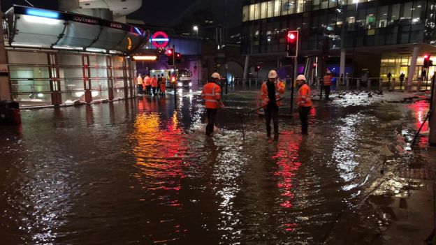 Людей срочно эвакуировали: одна из станций метро ушла под воду. ВИДЕО