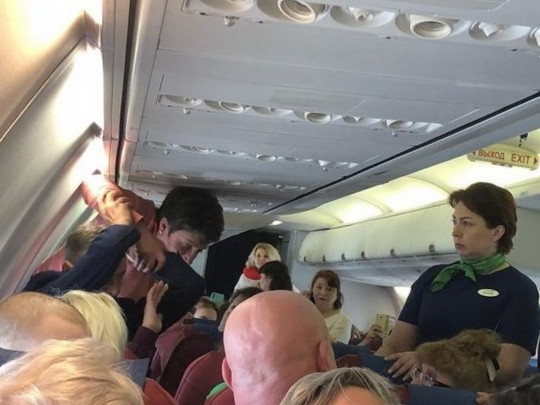 «Успокоили» скотчем: пьяная россиянка устроила дебош в самолете. ВИДЕО