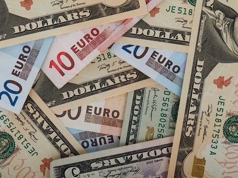 Гривна неожиданно спасовала перед долларом и евро: свежий курс валют