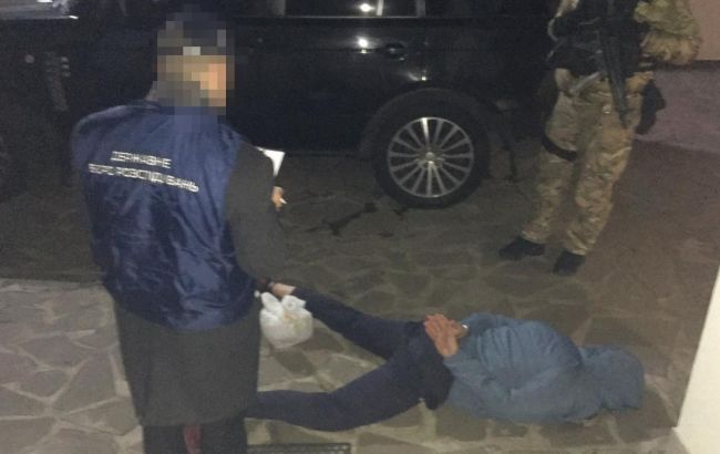 Поймали на горячем: в Киеве копа задержали за вымогательство $150 тысяч