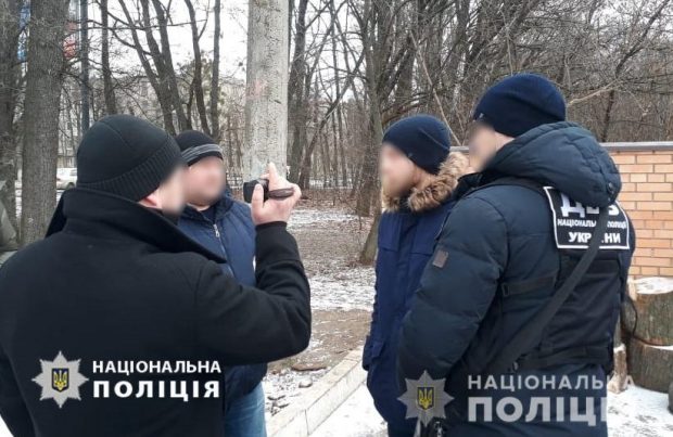 В Харькове полицейского ограбили, когда тот возвращался домой