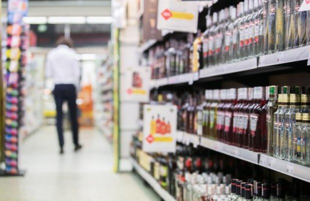 Украинцам будут продавать алкоголь по новым правилам: анонсировано нововведение