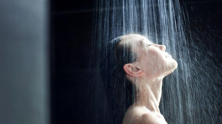 Медики объяснили, почему нельзя долго стоять под душем