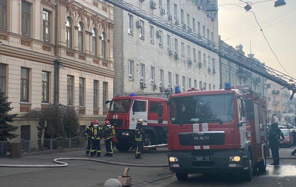 Киевская полиция остановила движение транспорта из-за пожара в здании Минкультуры. ВИДЕО