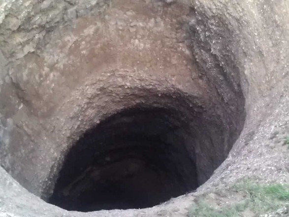 ЧП в Херсоне: школьник упал в восьмиметровую яму