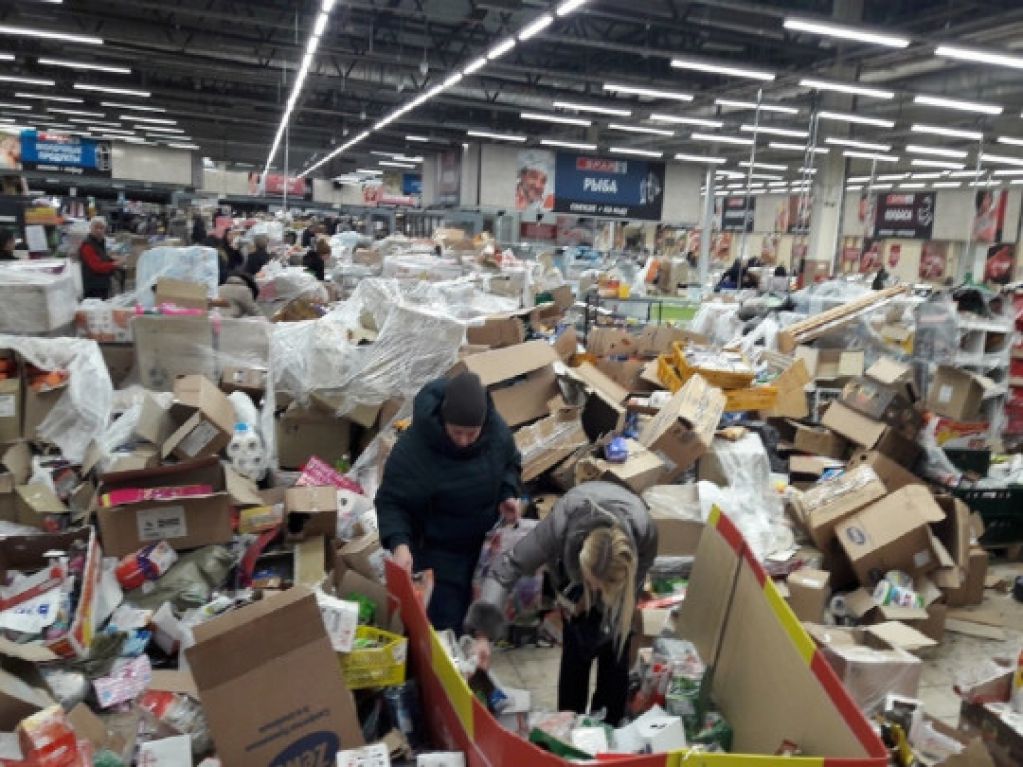 Россияне разгромили супермаркет из-за 70% скидок. Фото 
