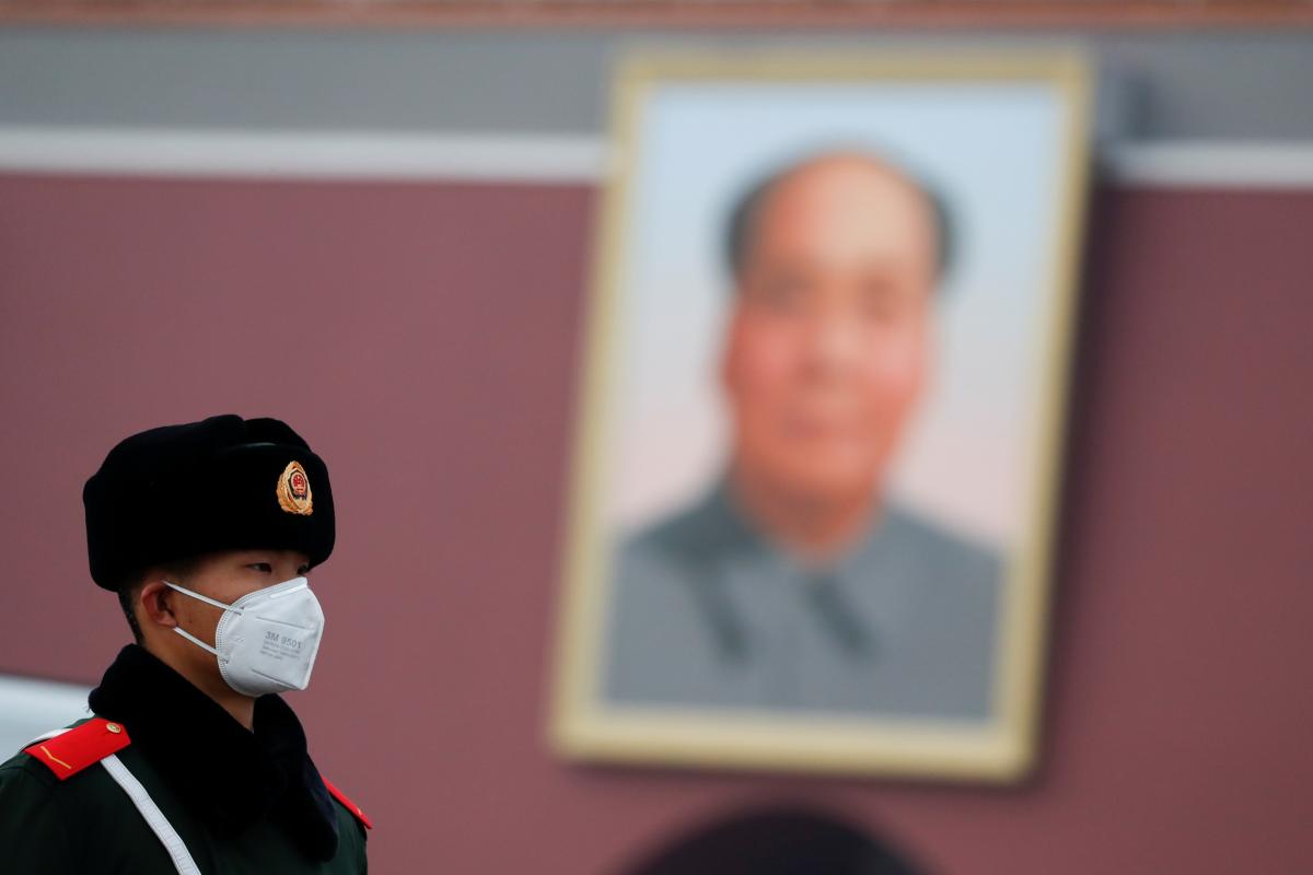 Китай не справляется с коронавирусом: в стране вводят военное положение 