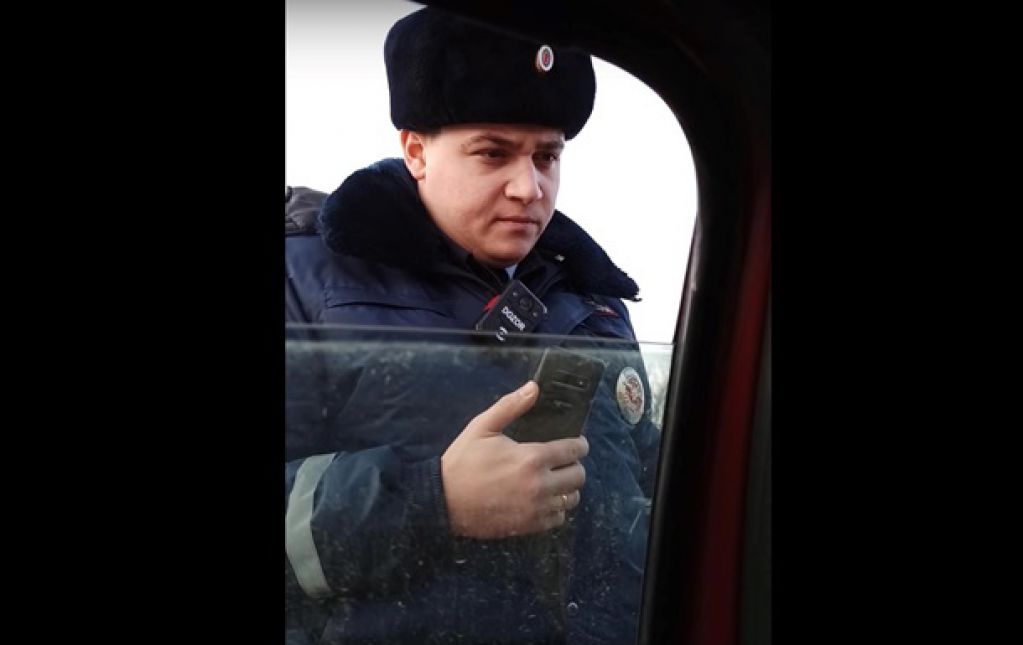 «Вынесла мозг»: патрульные остановили «родомобиль» с посланницей Бога. ВИДЕО