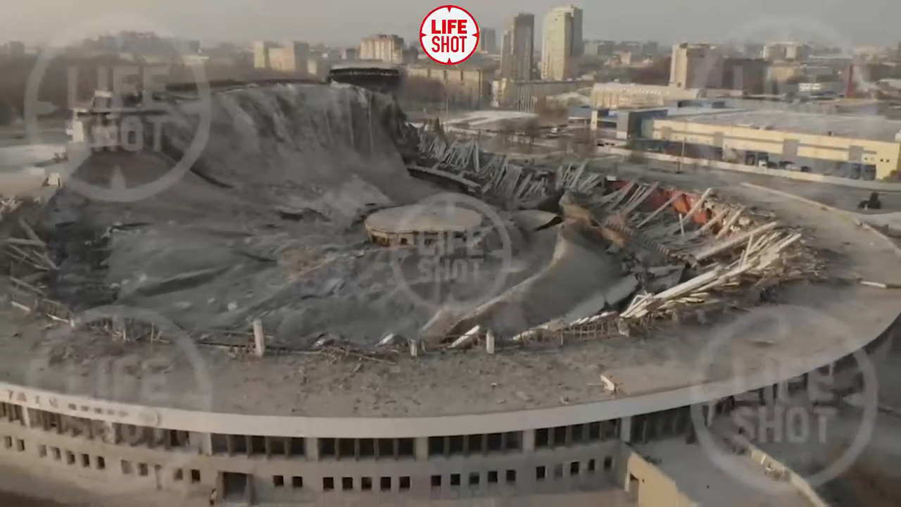 Обрушение стадиона в России записали камеры наблюдения. ВИДЕО