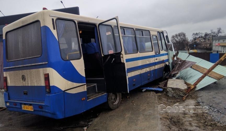Дети выпадали на ходу: на Днепропетровщине за рулем умер водитель школьного автобуса. ФОТО. ВИДЕО