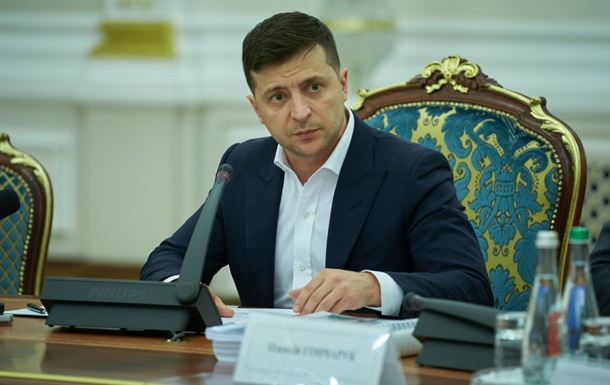 Министры в трауре: Зеленский "разобрался" с зарплатами чиновников