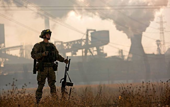 На Донбассе из-за вражеских обстрелов ранение получил военный ВСУ