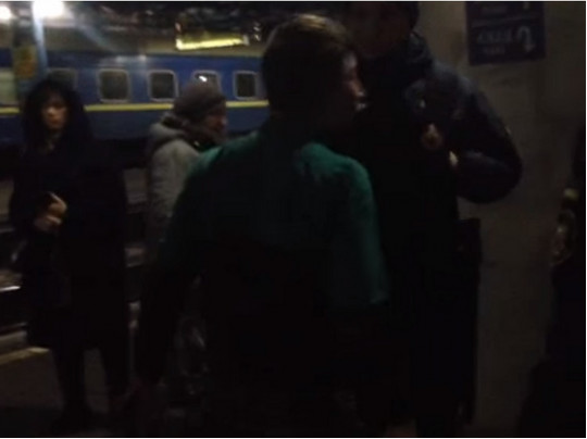Подростки устроили дебош в поезде «Киев – Кривой Рог»: ЧП попало на камеру