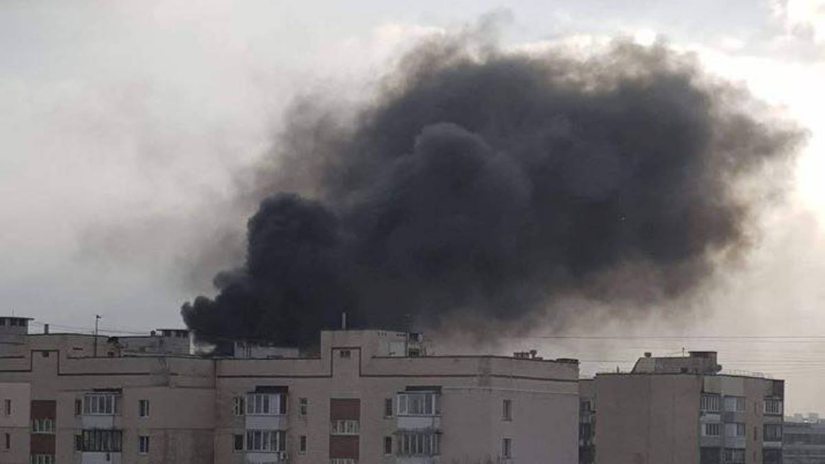 Густой черный дым виден за несколько километров: в Киеве вспыхнул масштабный пожар