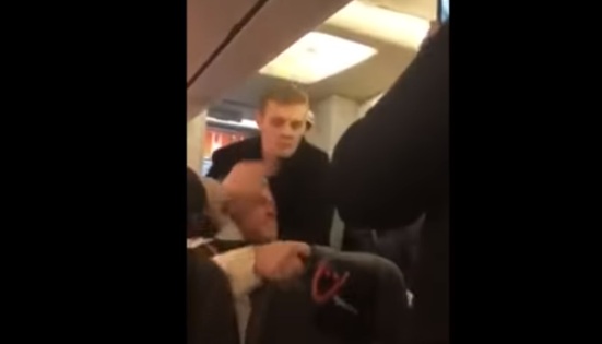 Выбили зубы и били лежачего по голове: в самолете Львов-Киев пьяного пассажира жестоко наказали. ВИДЕО