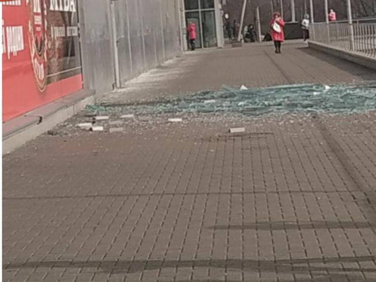 В Киеве штормовой ветер повредил известный ТРЦ, сорвав огромное стекло прямо на тротуар. ФОТО