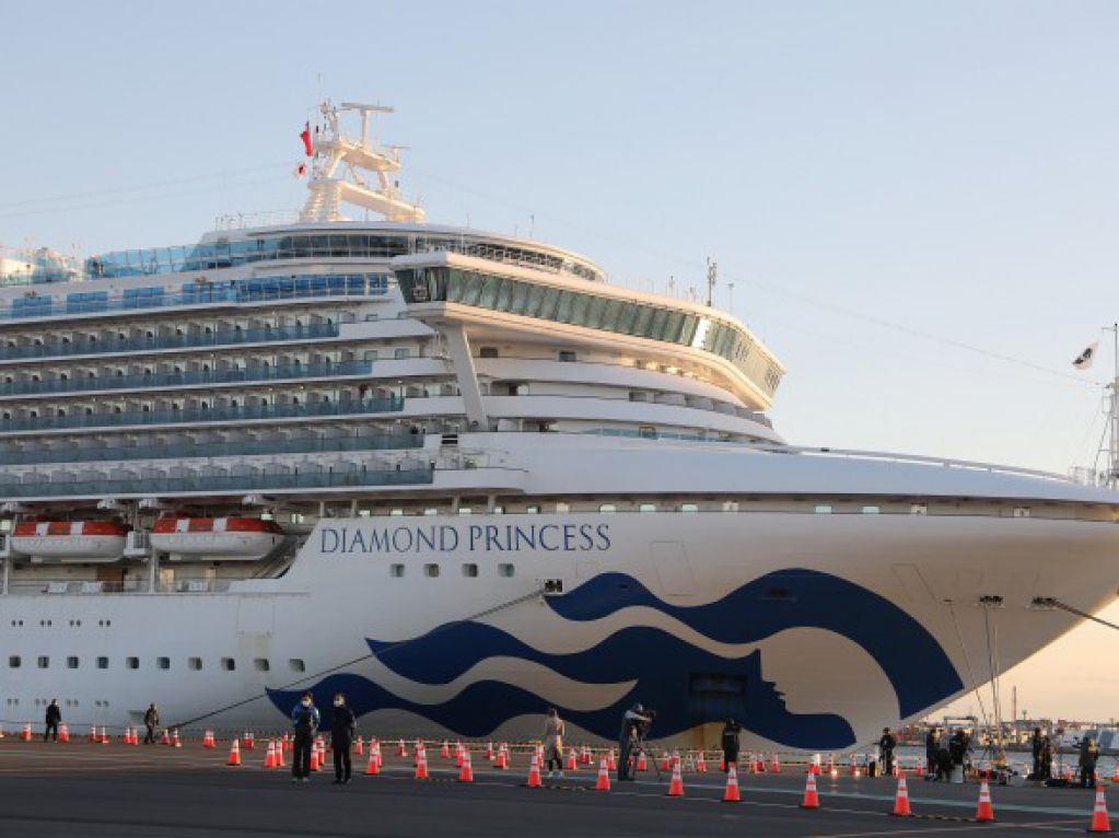 На круизном лайнере Diamond Princess коронавирус выявили еще у одного украинца