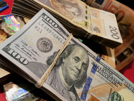 Доллар и евро «посыпались» под натиском гривны: что происходит в обменниках