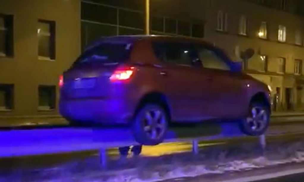 Соцсети хохочут над ВИДЕО необычной аварии в Риге