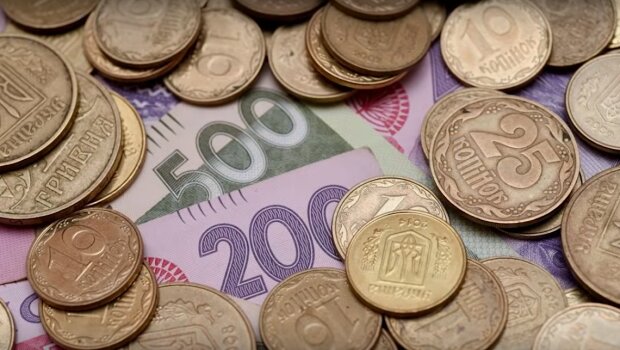 Украинцам урежут зарплаты: на что придется отдавать деньги