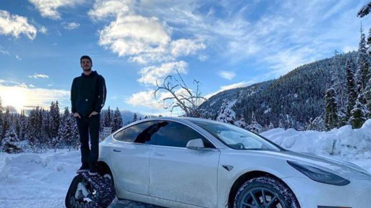 Житель Канады превратил Tesla Model 3 в снегоход. ВИДЕО