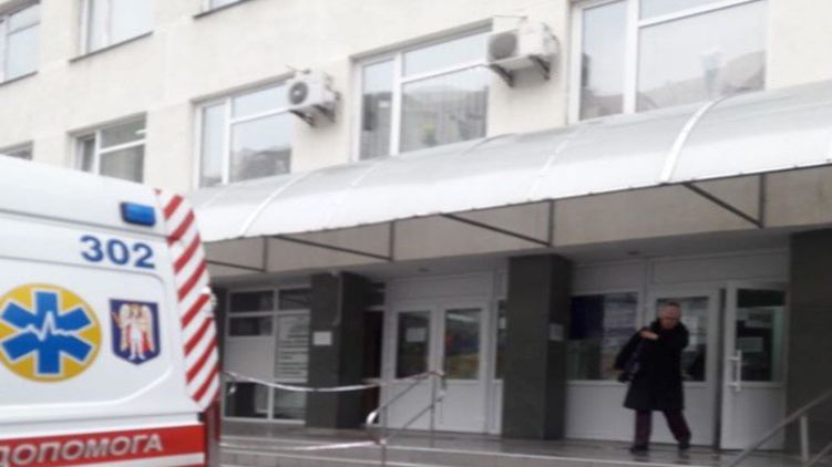 "Что это за б*я реформа"! В Киеве мужчина скончался в очереди в поликлинику