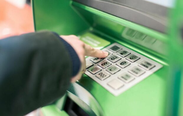 Мошенники выжидают у банкоматов: что нельзя делать категорически