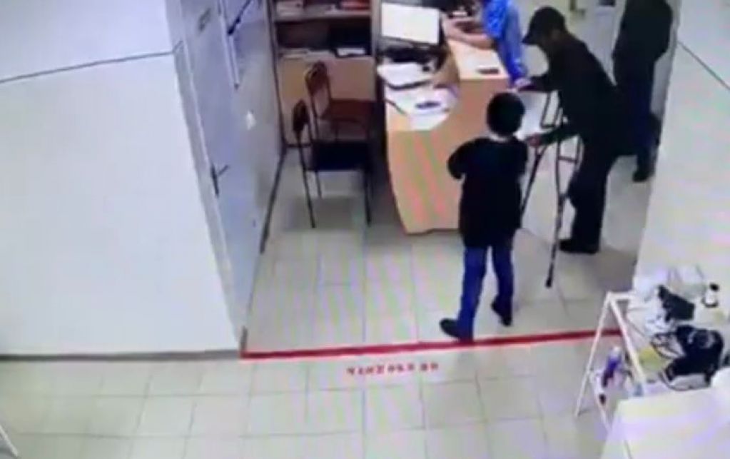 "Я – не сынок, иди нах*р": пациент на костылях подрался с хирургом. ВИДЕО