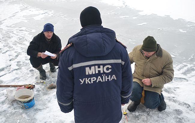 На Харьковщине пятеро рыбаков провалились под лед: есть погибший