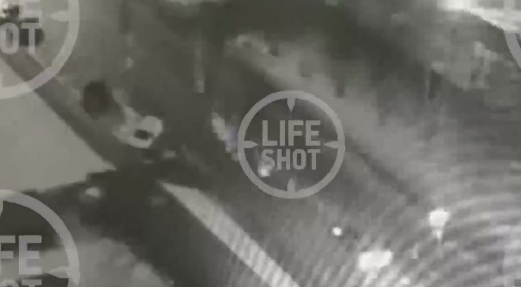 Сотовая вышка с монтажниками упала прямо на дорогу: страшный момент попал на камеру