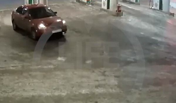 Вези меня, мразь! Пьяная девица угнала машину таксиста. ВИДЕО