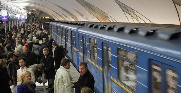 В киевском метро пассажиры устроили самосуд над вором. ВИДЕО