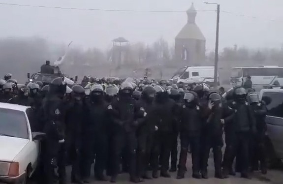 Люди бросаются на полицейских: в Новых Санжарах не рады эвакуированным из Китая украинцам