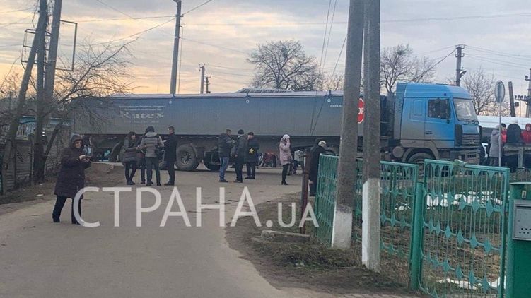 Жители Новых Санжар перекрыли дорогу к санаторию КАМАЗом и заявили, что он сломался