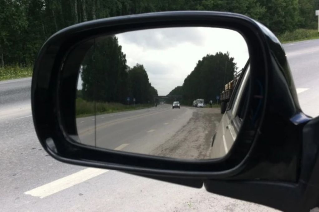 Для чего нужна полоска на зеркалах заднего вида авто