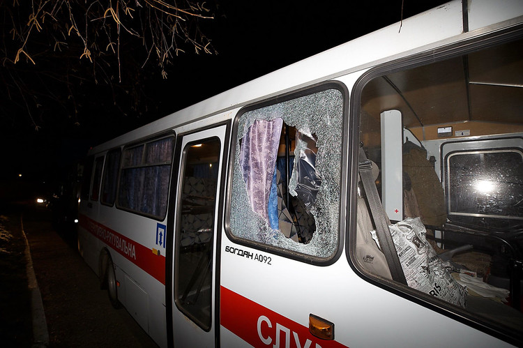 Автобусы с эвакуированными под Новыми Санжарами начали забрасывать женщины. ВИДЕО