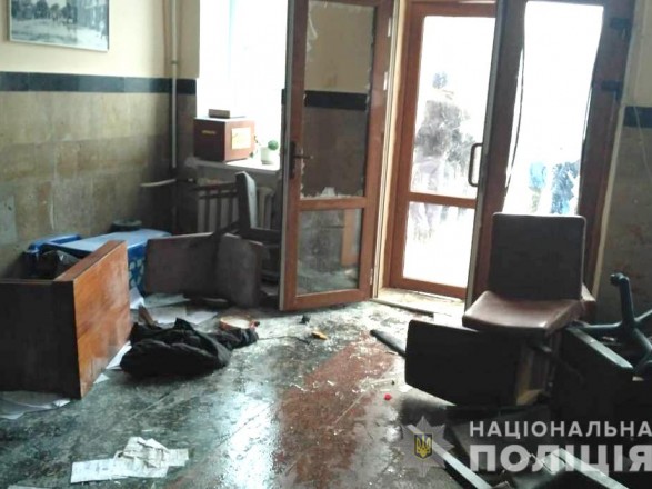 «Маски-шоу» в Жмеринке: на горсовет во время сессии напали неизвестные, есть пострадавшие