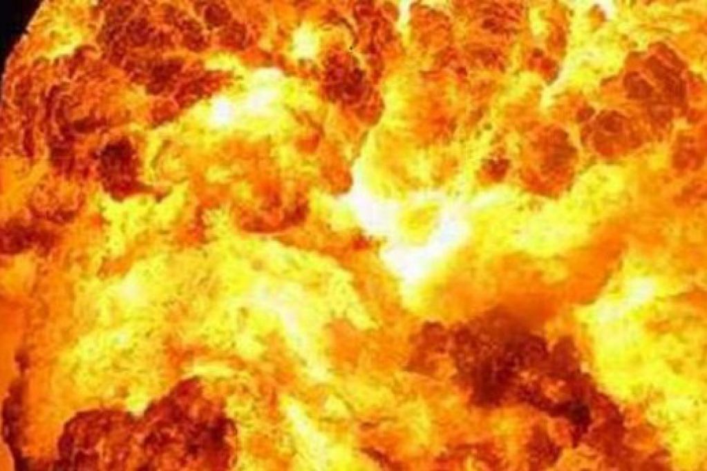 Взрывной волной выбило окна и двери: в многоэтажке Санкт-Петербурга мужчина поджег порох