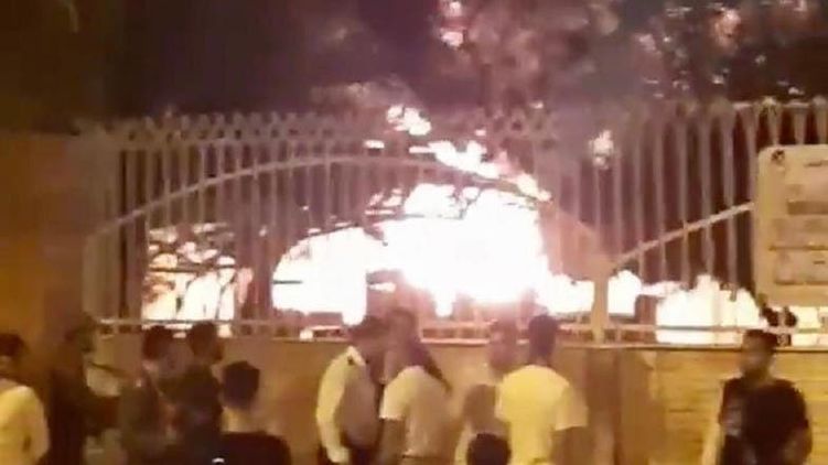 Протестующие сожгли госпиталь, в который привезли 10 больных коронавирусом. ВИДЕО